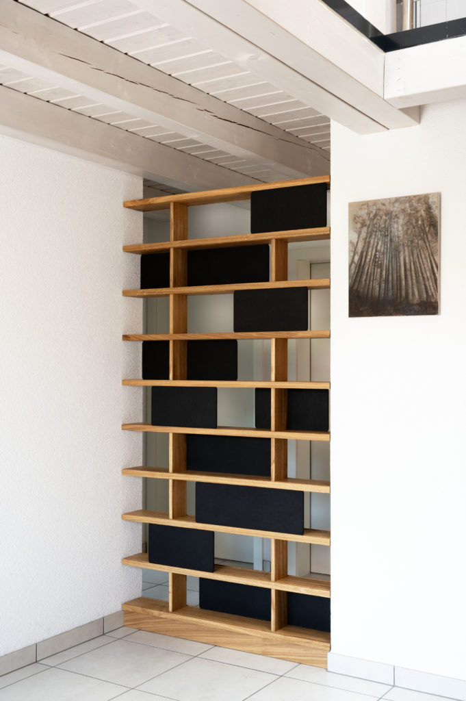 Bibliothèque de séparation en chêne massif et panneau fibre teinté noir​